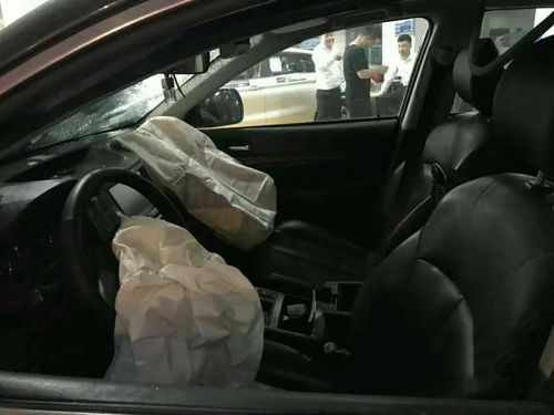 驚險！遵義一越野車失控沖上人行道，撞入汽車銷售店